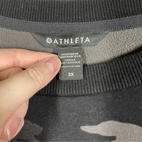 Athleta Black Camo Triumph Crew Neck Pocket Sweatshirt - Picture 5 of 6